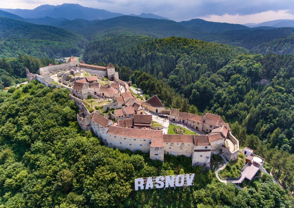 cetatea-rasnov-unde-se-afla-si-ce-activitati-poti-face--trasee-si-obiective-turistice-